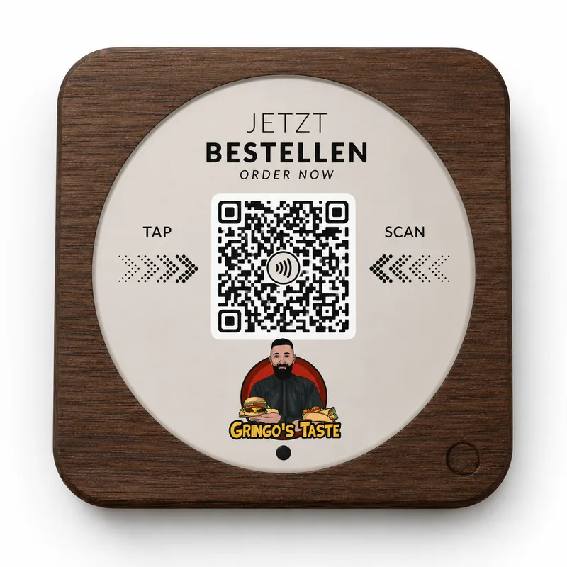 QR- und NFC-Tischaufsteller aus Holz im Branding von Gringo’s Taste
